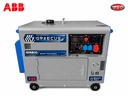 Generatoare silențioasă diesel de 5,8 kW cu DAVR, ieșire simultană monofazată și trifazată, pornire electrică, receptacol ATS, prize Schuko, CEE și carcasă izolat fonic.